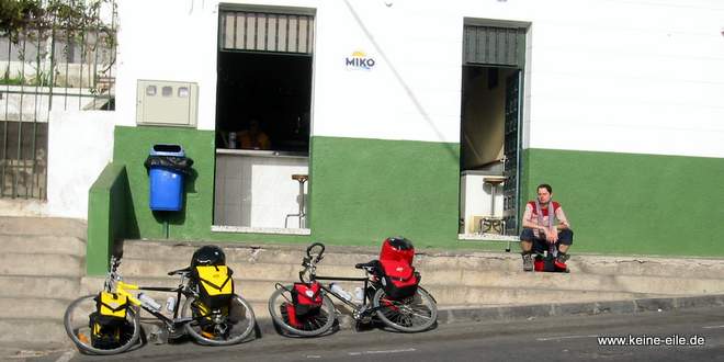 Radreise Teneriffa: In Arico warten wir darauf, dass der Supermarkt endlich öffnet