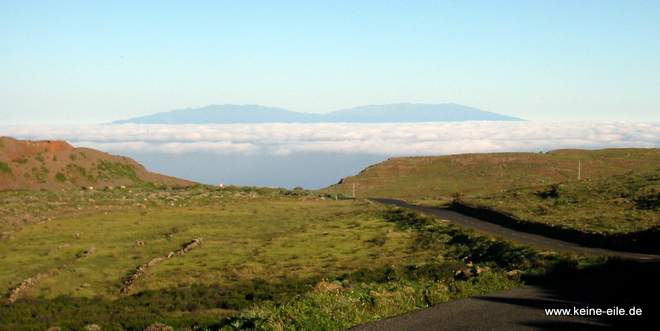 Radreise Kanaren: Der Blick auf den Teide auf Teneriffa von La Gomera aus