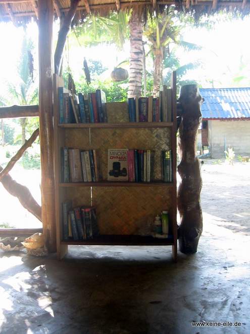 Bücherregal auf Ko Phayam