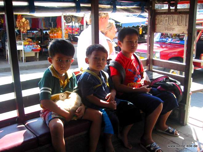 Rundreise Thailand: Kinder im Taxi