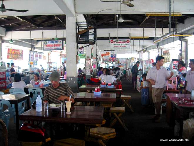 Essen auf dem Markt in Siúkhothai, Thailand