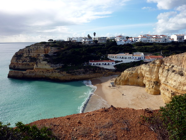 Reisebericht Praia da Marinha, Algarve, Portugal: Benagil liegt auf einer kurzen Landzunge