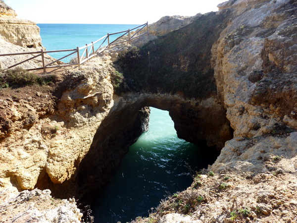 Reisebericht Praia da Marinha, Algarve, Portugal: Wir kamen an riesigen Löchern vorbei
