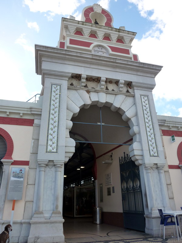 Das Portal der Markthalle von Loulé, Algarve, Portugal
