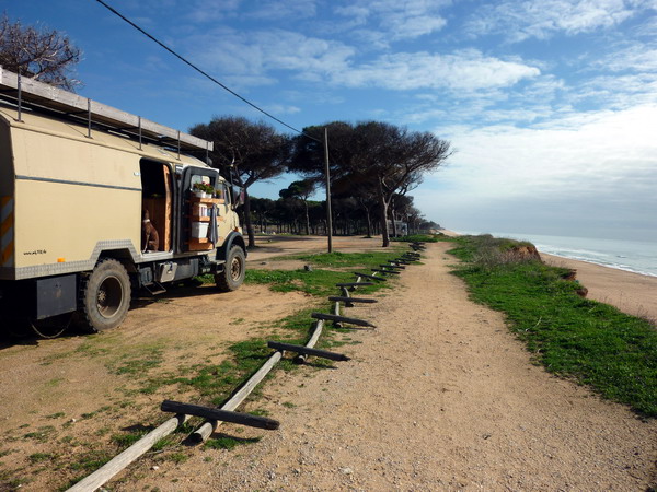 parken an der Sandkante bei Quarteira, Algarve, Portugal