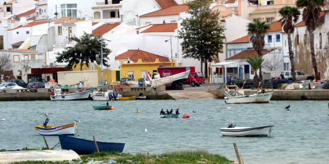 der Fischerhafen in Ferragudo, Algarve, Portugal - die Kormoran-Gang auf dem Boot