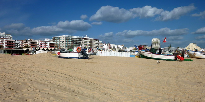Fischerboote am Strand von Monte Gordo, Algarve, Portugal