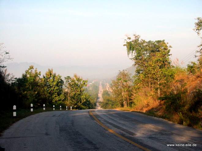 Radrundreise Thailand: Hügelige Straße