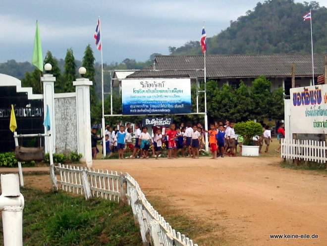 Radrundreise Thailand: winkende und jubelnde Schulkinder