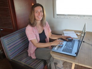 Digitale Nomaden Spanien: Nima an ihrem Arbeitsplatz im Wohnmobil
