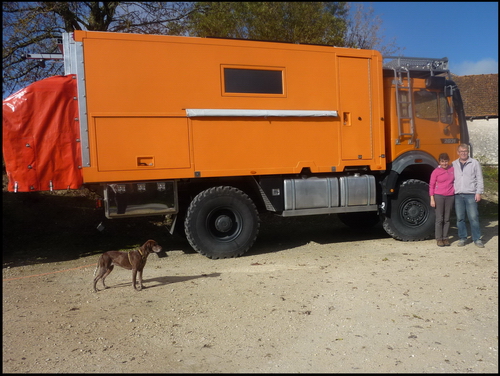 Sylvie und Werner vor ihrem Auto