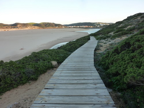 Holzsteg durch die Dünen zum Strand Praia da Bordeira