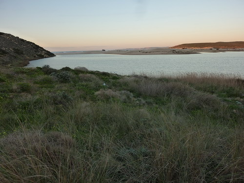Blick über den Fluss auf die Düne Praia da Bordeira