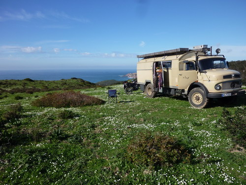 Auf den Klippen über dem Praia do Amado