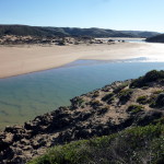Portugal, Algarve, Aljezur, Praia Amoreira, Blick über den Fluss