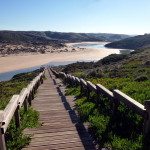 Portugal, Algarve, Aljezur, Praia Amoreira, Holztreppe zum Flussufer
