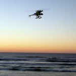 Portugal, Algarve, Aljezur, Praia do Vale Figueiras-Hubschrauber in der Luft