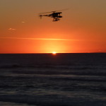 Portugal, Algarve, Aljezur, Praia do Vale Figueiras-Sonnenuntergang mit Hubschrauber
