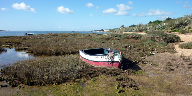 Ein Boot liegt in der Lagune, Cacela Velha, Algarve, Portugal