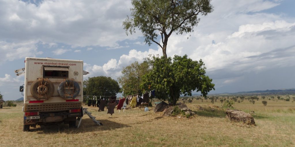 Mercedes 815 Wäsche im NP in Uganda