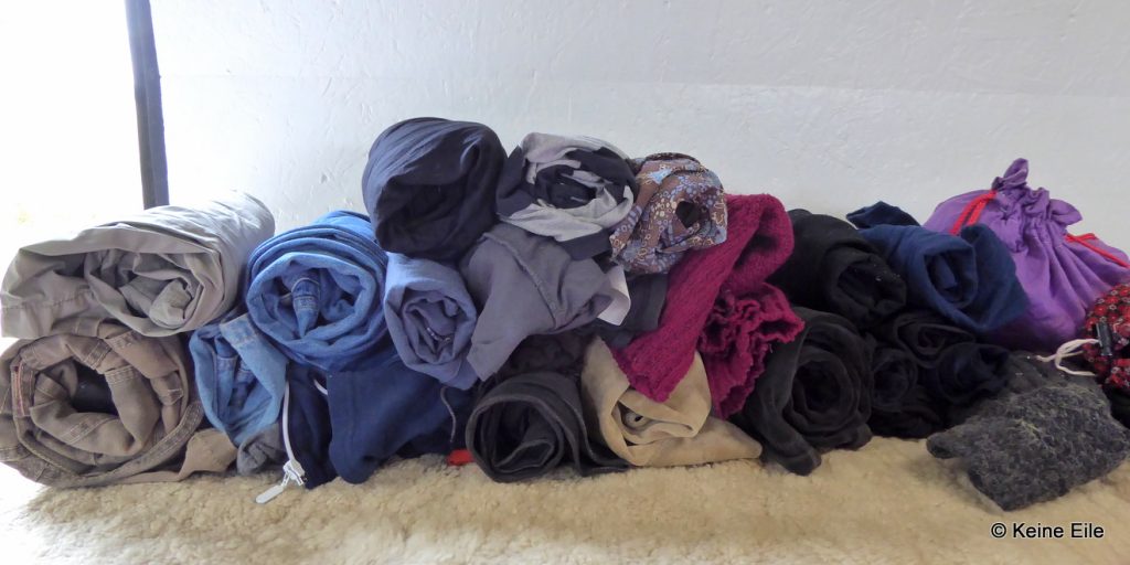 Meine Wohnmobil-Klamotten-Packliste: Alle Kleidungsstücke auf einem Haufen