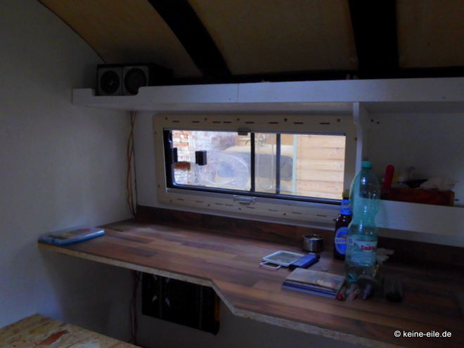 Wohnmobil Selbstausbau Direkt neben der Küche jetzt endlich ein Schreibtisch. Den gab es früher nicht.