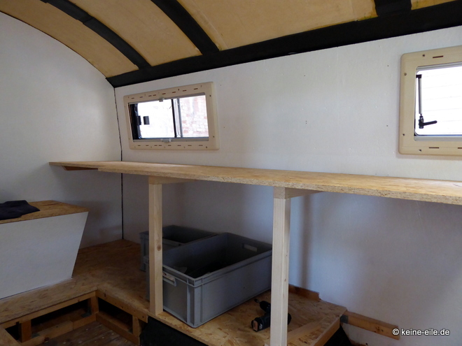 Wohnmobil Selbstausbau Unter der Küchenarbeitsplatte ist Stauraum und Platz für Kühlschrank und Backofen