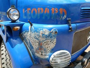 Overland Tour Ostafrika: Leopaden Bemahlung auf dem Overland Truck