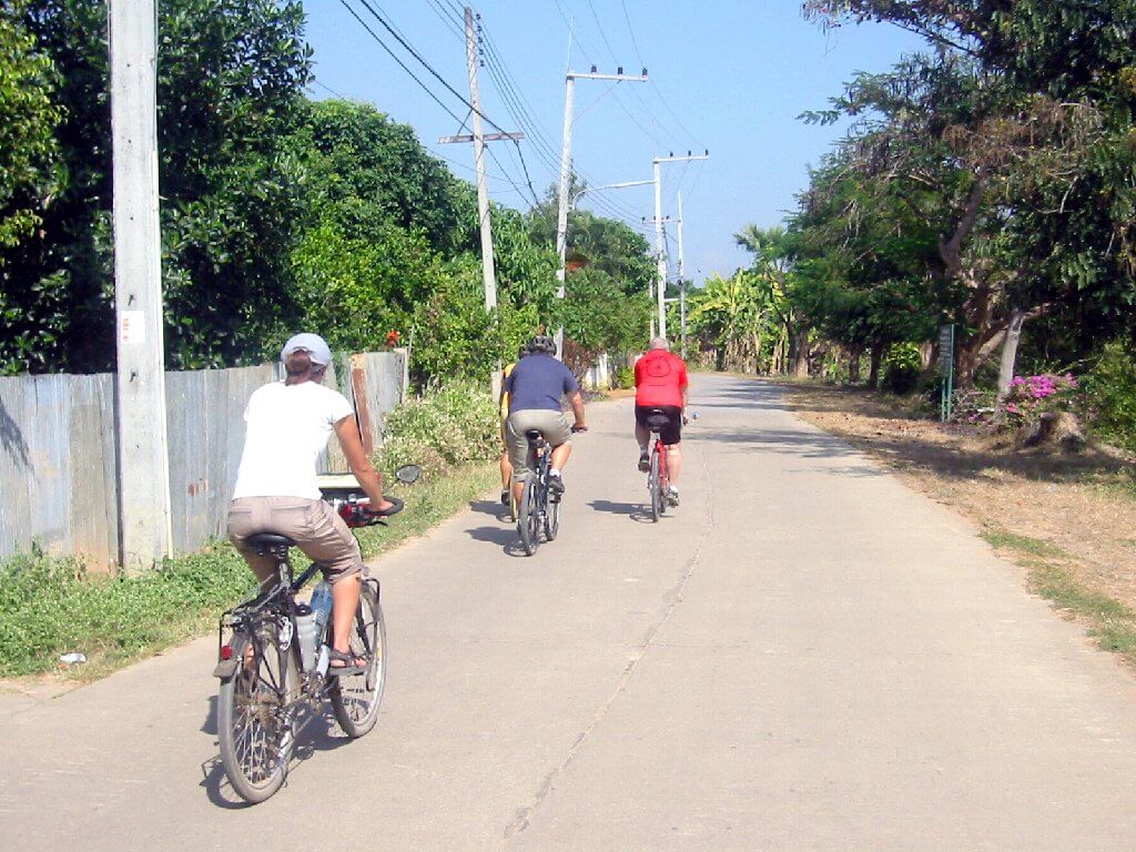 Gruppe von Radfahrern bei Lampang