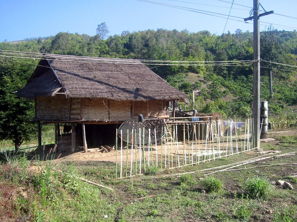Holzhütte mit Garten und großer Satellitenschüssel