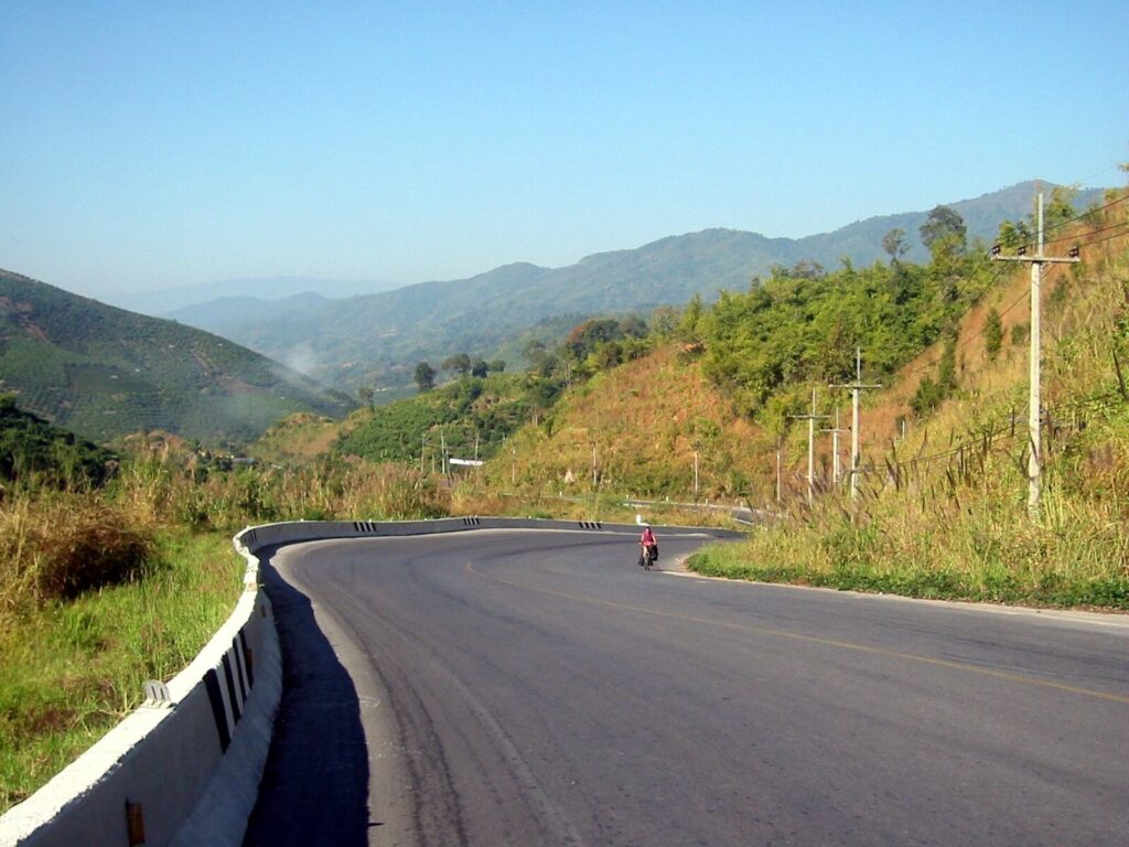 Straße durch die Berge nach Mae Chan