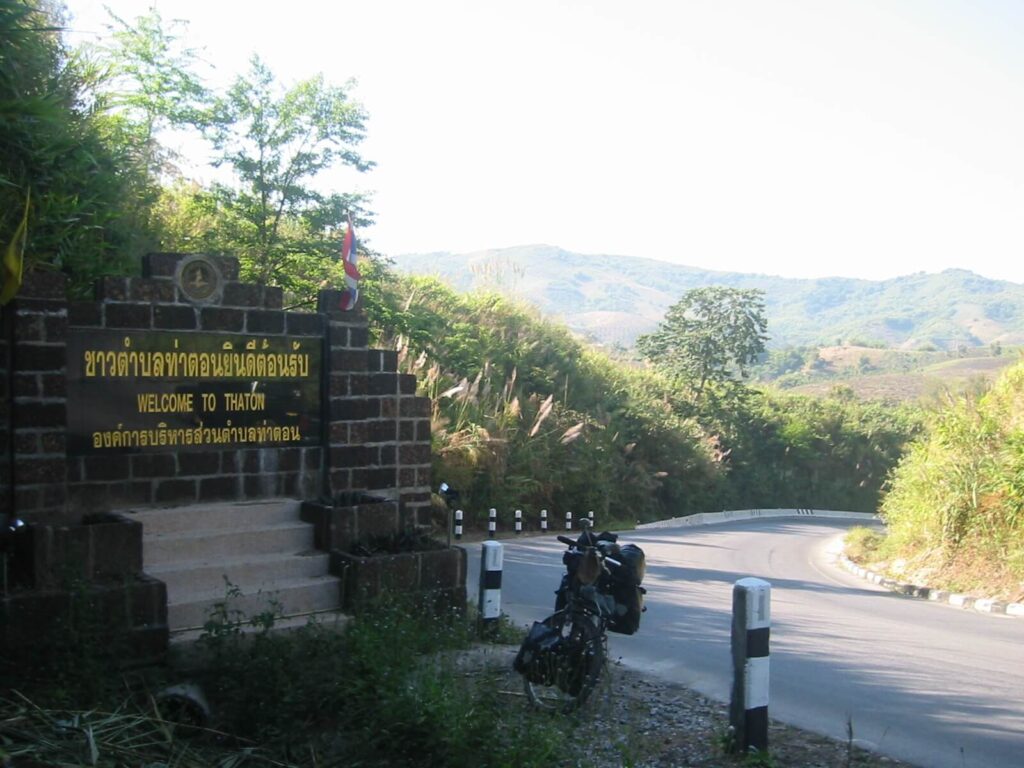 Willkommen in Thaton - gemauertes Schild