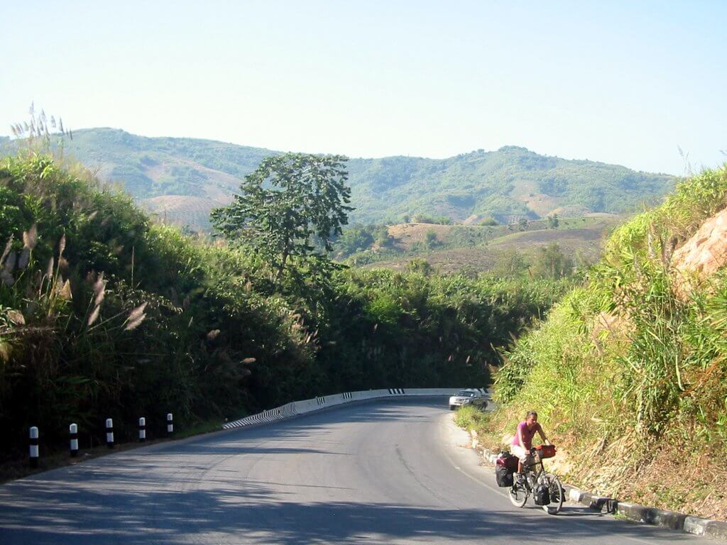 Straße durch die Berge nach Mae Chan