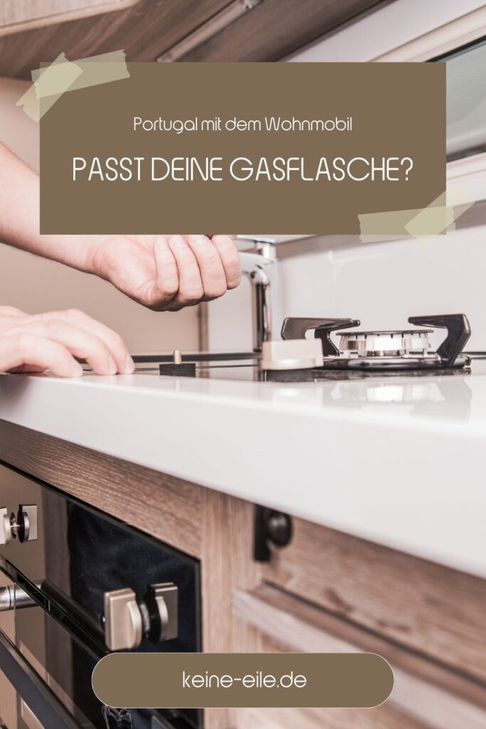 Grafik zu Gas in Portugal mit dem Wohnmobil: Ein Gasherd im Camper, darüber der Text „Passt deine Gasflasche?“ und der Hinweis auf keine-eile.de.